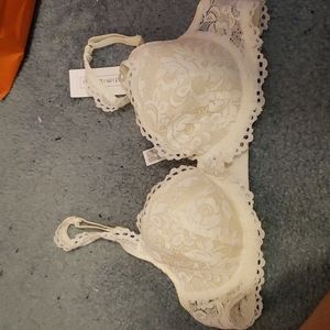 NWT Victoria's Secret Intimissimi Cream/Off-white Bra. Size 30